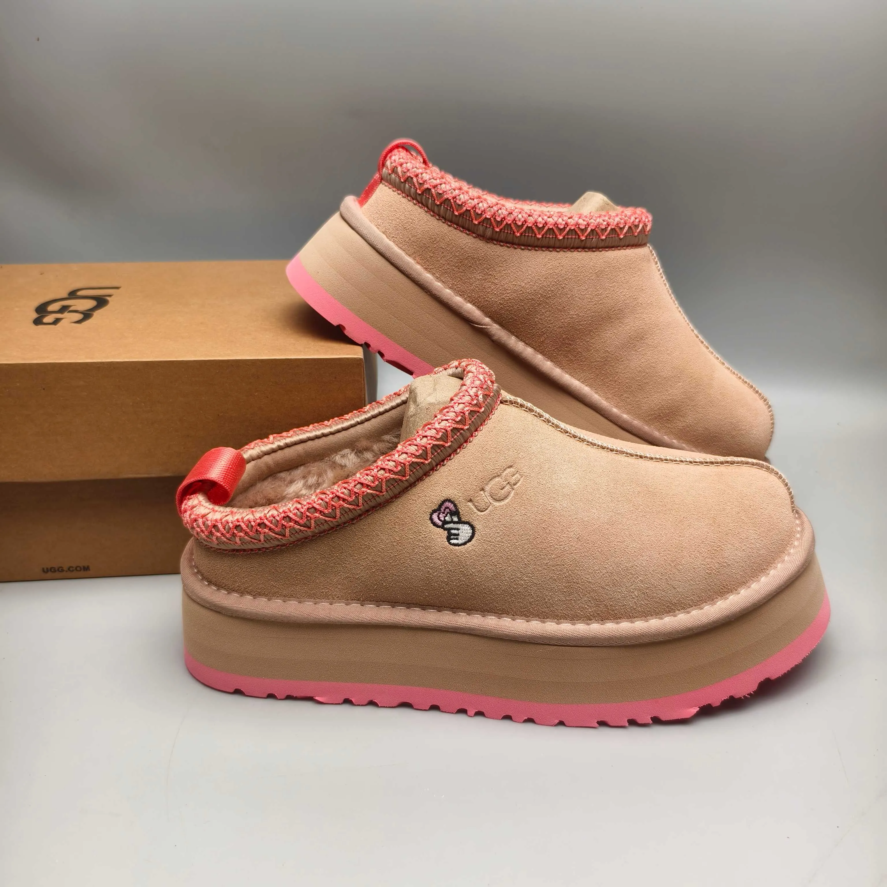 💰480 UGG sheepskin all-in-one snow boots 2130 co-branded trendy thick-soled slip-on women's snow boots🐾~ 🍭 A co-branded trendy item launched with well-known designer brands Feng Chen Wang and TELFAR. Zhou Dongyu & Wang Jiaer’s same style Fang Kete boots. The slip-on design makes it easy to put on and take off, and can be used indoors or outdoors. The exotic hemming design is eye-catching, and it is definitely worth buying~ 🍭Material: cowhide➕sheep fur Outsole: rubber (Light Wing Technology) 🍭Color: rose pink 🍭Number of yards: 35-41